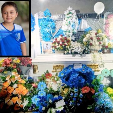 FUNE FAMILIARES Y AMIGOS DESPIDEN A MENOR QUE FALLECIÓ TRAS SER ARRASTRADO POR CORRIENTE MARINA EN COSTA DEL SOL