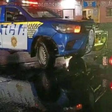 VECINOS RETIENEN A POLICÍAS TRAS ACCIDENTE QUE DEJÓ LESIONADA A MOTOCICLISTA EN GUATEMALA