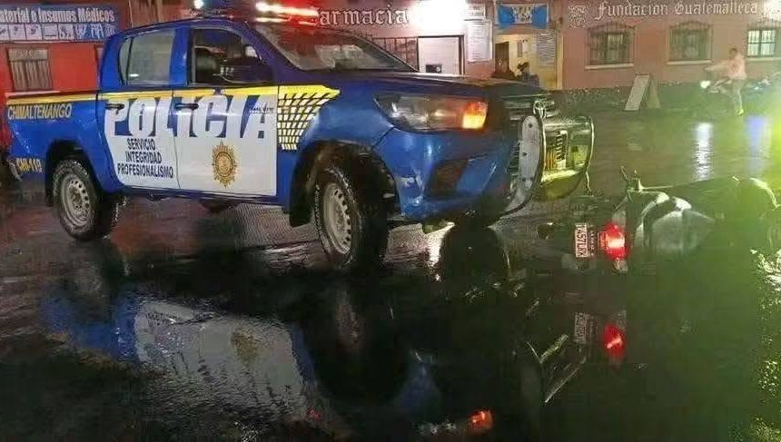 GUATE 1 VECINOS RETIENEN A POLICÍAS TRAS ACCIDENTE QUE DEJÓ LESIONADA A MOTOCICLISTA EN GUATEMALA