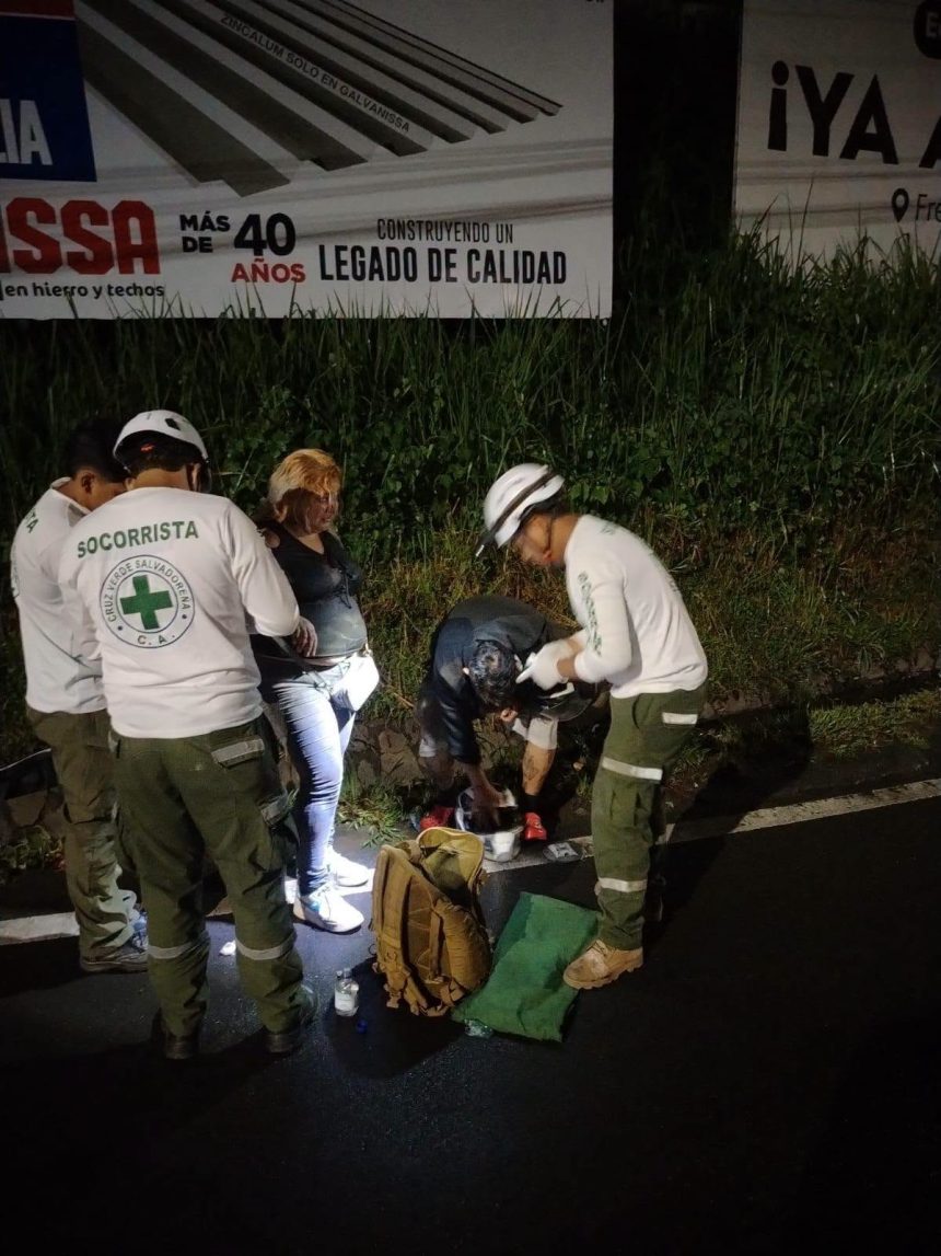 LESIO 1 EN SANTA ANA DOS PERSONAS RESULTARON LESIONADAS EN UN ACCIDENTE DE MOTOCICLETA EN BULEVAR LOS 44