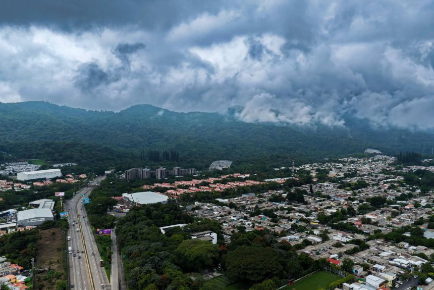 LLUVIAS PRONOSTICAN LLUVIAS Y TORMENTAS EN DISTINTOS SECTORES DE EL SALVADOR