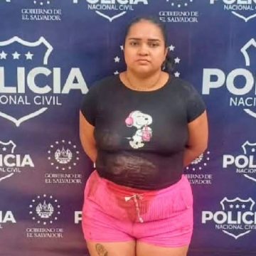 MUJER ES DETENIDA TRAS INCIDENTE EN VEHÍCULO DE TRANSPORTE POR APLICACIÓN