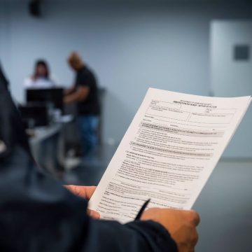 JUEZ FEDERAL BLOQUEA TEMPORALMENTE MULTAS DE HASTA 1.8 MILLONES DE DÓLARES A INMIGRANTES EN EE. UU.
