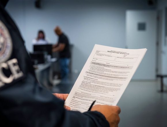 JUEZ FEDERAL BLOQUEA TEMPORALMENTE MULTAS DE HASTA 1.8 MILLONES DE DÓLARES A INMIGRANTES EN EE. UU.