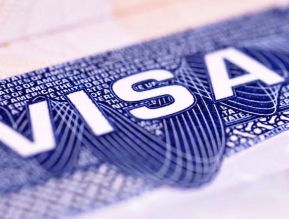 JUEZ BLOQUEA COBRO DE 100,000 DÓLARES PARA NUEVAS VISAS H-1B EN EE. UU.
