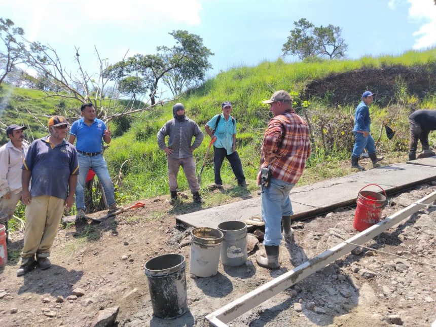 alca 1 ALCALDÍA DE SANTA ANA CENTRO APOYA MEJORAMIENTO DE CALLE EN COMUNIDAD LAS MARÍAS, CANTÓN EL PINALITO