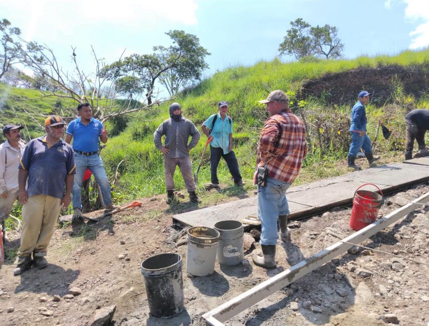 ALCALDÍA DE SANTA ANA CENTRO APOYA MEJORAMIENTO DE CALLE EN COMUNIDAD LAS MARÍAS, CANTÓN EL PINALITO