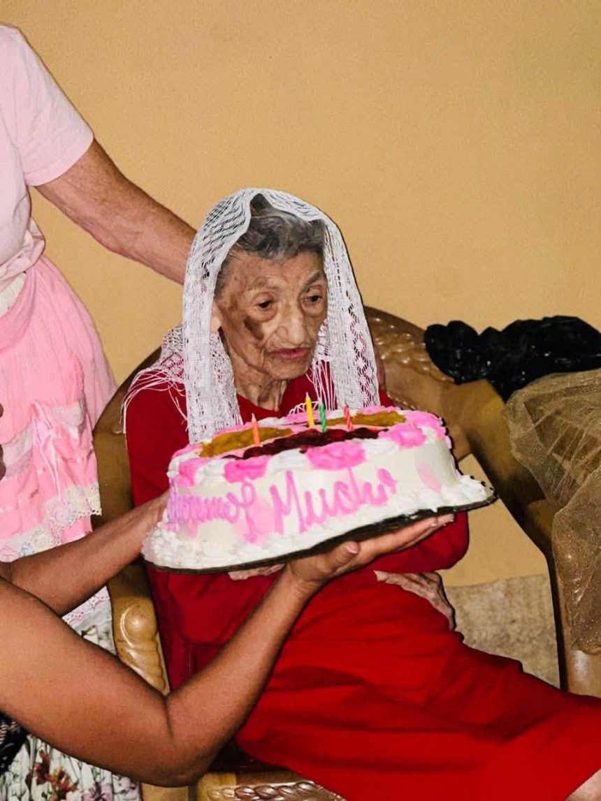 MAMÁ JUANITA CELEBRA SUS 102 AÑOS RODEADA DE SU FAMILIA EN SAN VICENTE