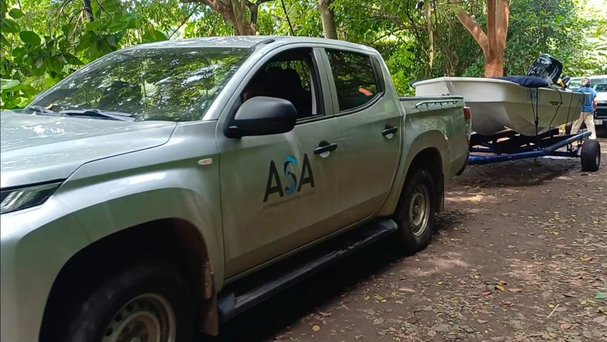 EN CHALCHUAPA PERSONAL DE LA ASA TOMA MUESTRAS DE AGUA EN LA LAGUNA CUZCACHAPA TRAS REPORTE DE PECES MUERTOS