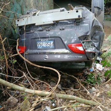 barra 1 DOS PERSONAS LESIONADAS TRAS CAER VEHÍCULO EN UNA QUEBRADA EN CABAÑAS