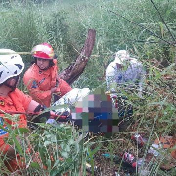 caida 1 RESCATAN A MUJER TRAS CAER A UN BARRANCO EN CHALATENANGO SUR