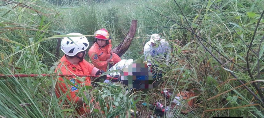 RESCATAN A MUJER TRAS CAER A UN BARRANCO EN CHALATENANGO SUR