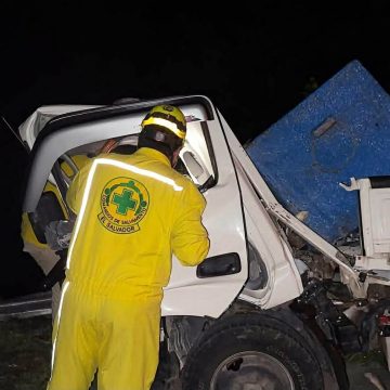 camion 1 DOS PERSONAS QUEDAN ATRAPADAS TRAS ACCIDENTE DE CAMIÓN EN TECOLUCA