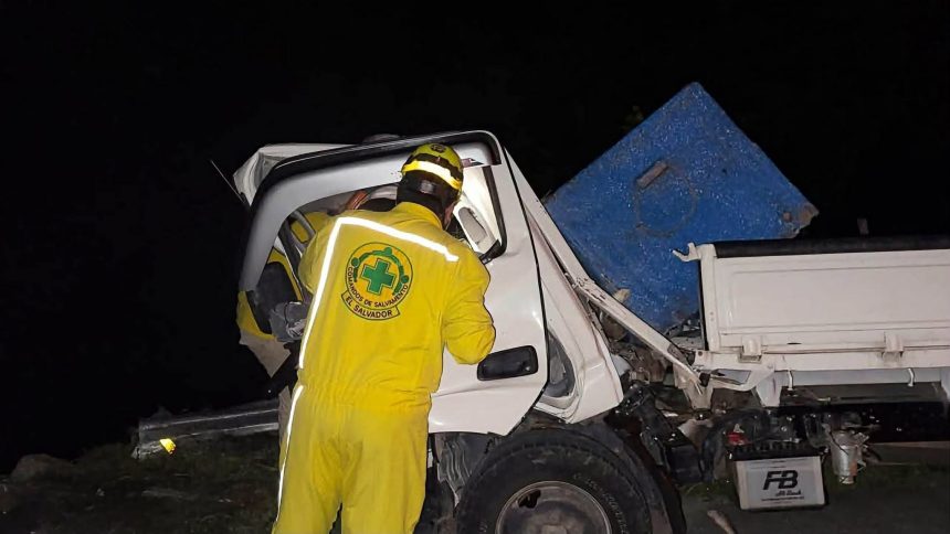 camion 1 DOS PERSONAS QUEDAN ATRAPADAS TRAS ACCIDENTE DE CAMIÓN EN TECOLUCA