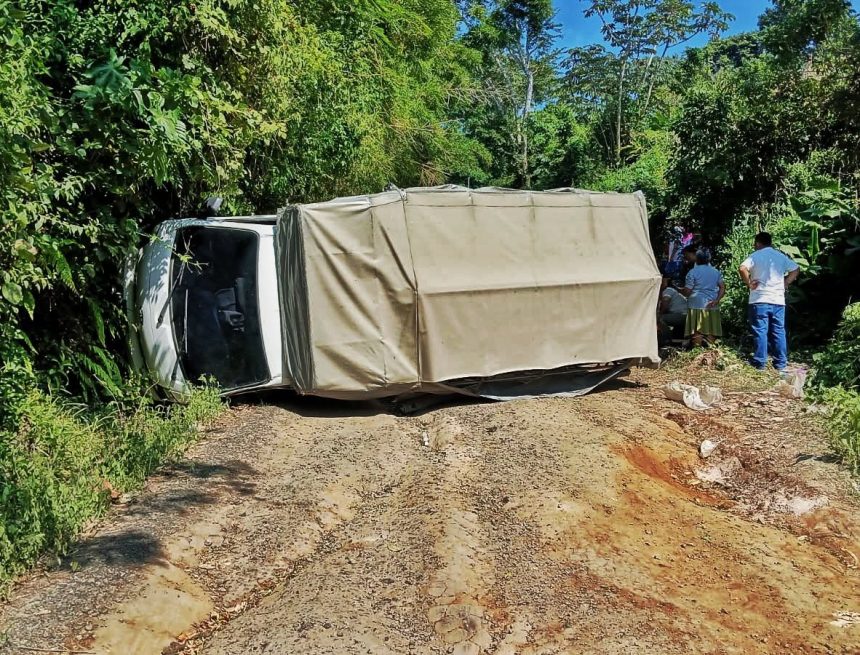 camion 2 NUEVE PERSONAS, ENTRE ELLAS CUATRO ESTUDIANTES, RESULTAN LESIONADAS EN VUELCO DE CAMIÓN EN PANCHIMALCO