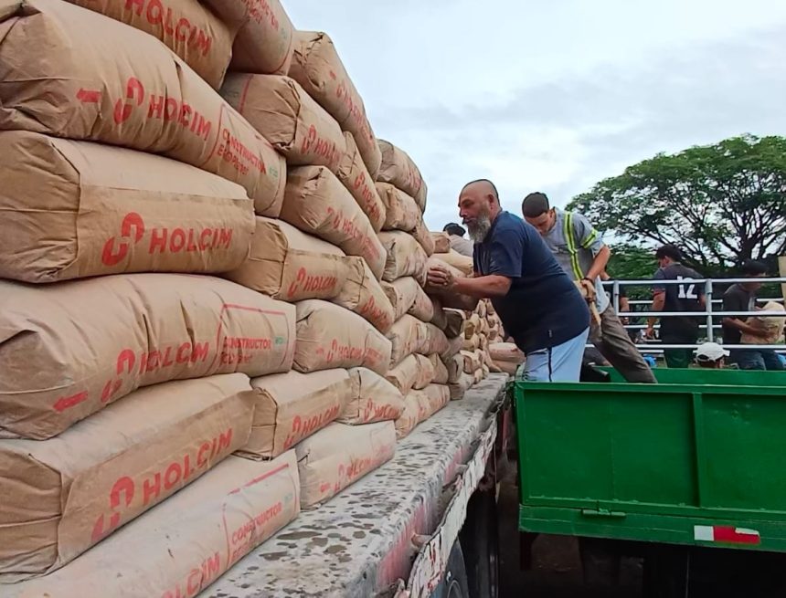 cemento 1 ALCALDÍA DE SANTA ANA CENTRO ENTREGA MÁS DE 6,000 BOLSAS DE CEMENTO A 58 COMUNIDADES