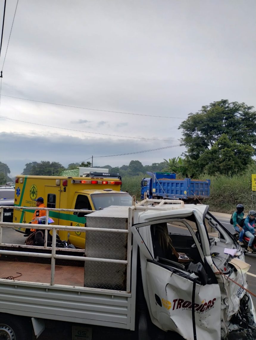 choque 2 ACCIDENTE DE TRÁNSITO DEJA CINCO PERSONAS LESIONADAS EN LA CARRETERA DE SAN SALVADOR A SANTA ANA