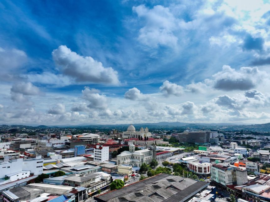 PRONOSTICAN LLUVIAS Y TORMENTAS PUNTUALES EN DISTINTAS ZONAS DE EL SALVADOR ESTE SÁBADO