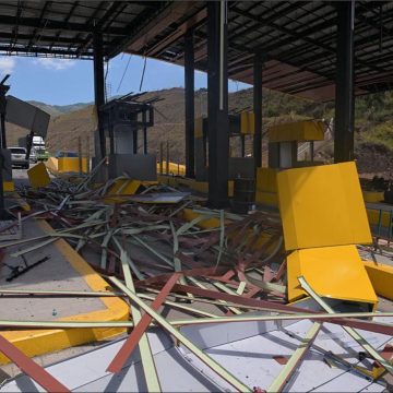 CARRO BOMBA DESTRUYE PEAJE EN EL CAUCA Y DEJA TRES CIVILES HERIDOS
