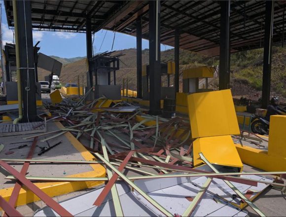 colo 1 CARRO BOMBA DESTRUYE PEAJE EN EL CAUCA Y DEJA TRES CIVILES HERIDOS