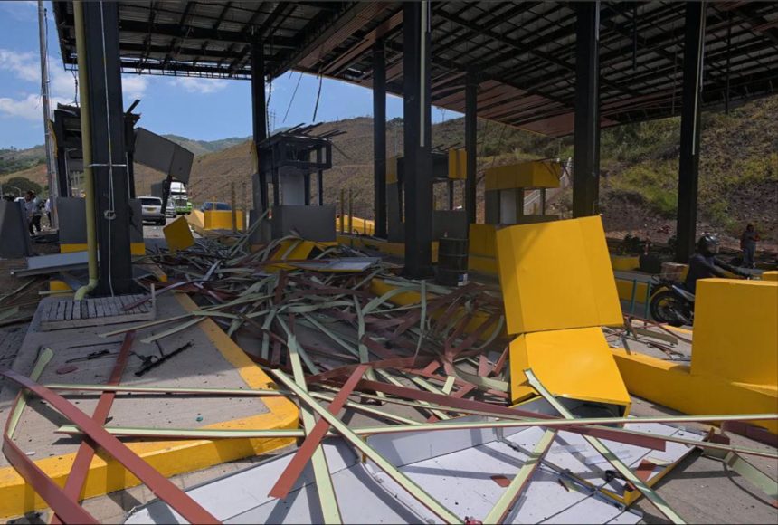 CARRO BOMBA DESTRUYE PEAJE EN EL CAUCA Y DEJA TRES CIVILES HERIDOS