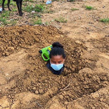 colo JOVEN SOBREVIVE TRAS SER AFECTADA POR UN RAYO EN COLOMBIA Y SUS FAMILIARES LA ENTERRARON HASTA EL CUELLO