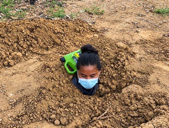 colo JOVEN SOBREVIVE TRAS SER AFECTADA POR UN RAYO EN COLOMBIA Y SUS FAMILIARES LA ENTERRARON HASTA EL CUELLO