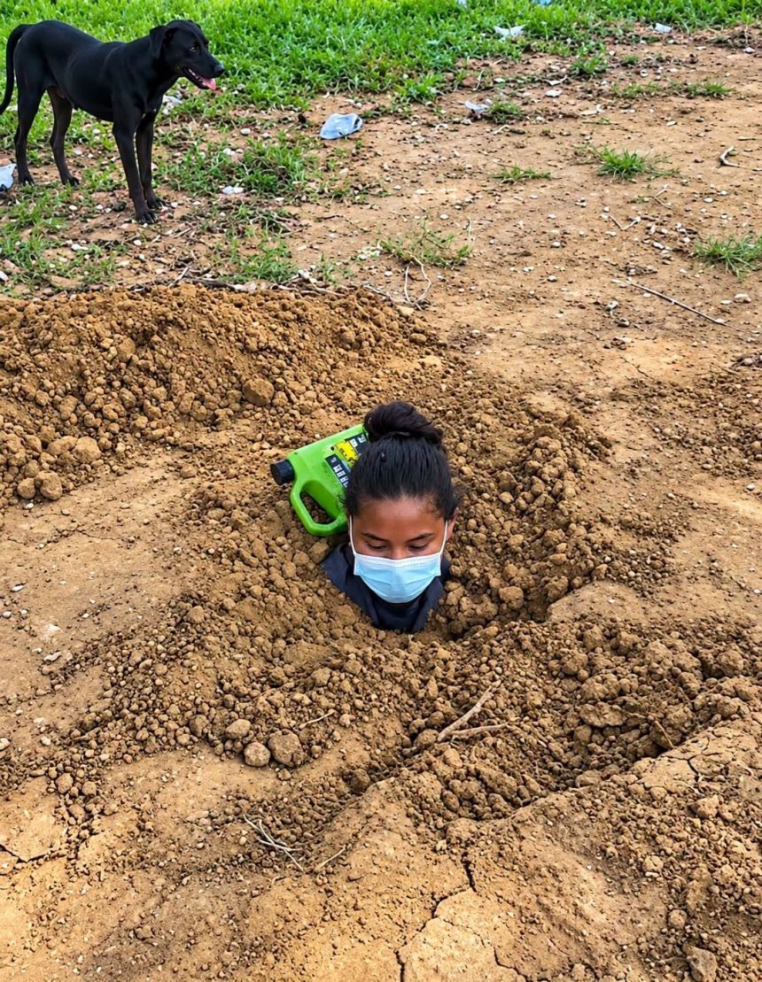JOVEN SOBREVIVE TRAS SER AFECTADA POR UN RAYO EN COLOMBIA Y SUS FAMILIARES LA ENTERRARON HASTA EL CUELLO