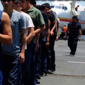 depor ESTADOS UNIDOS DEPORTA A 100 SALVADOREÑOS EN VUELO CON DESTINO A EL SALVADOR