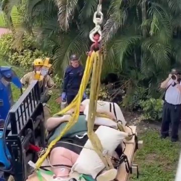 Screenshot HOMBRE DE 270 KILOS ES EVACUADO DE UN APARTAMENTO CON AYUDA DE UNA GRÚA EN FLORIDA