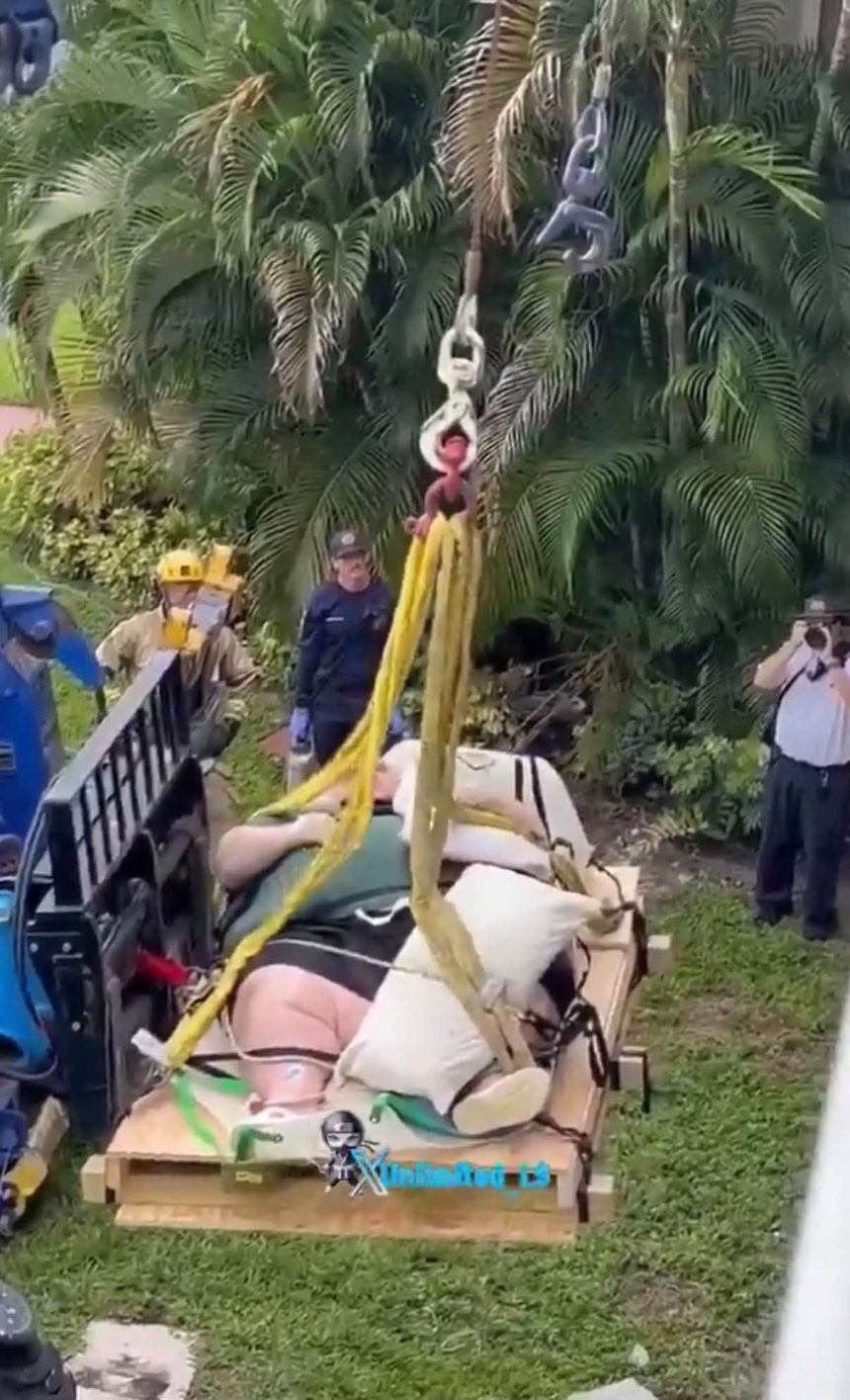 Screenshot HOMBRE DE 270 KILOS ES EVACUADO DE UN APARTAMENTO CON AYUDA DE UNA GRÚA EN FLORIDA