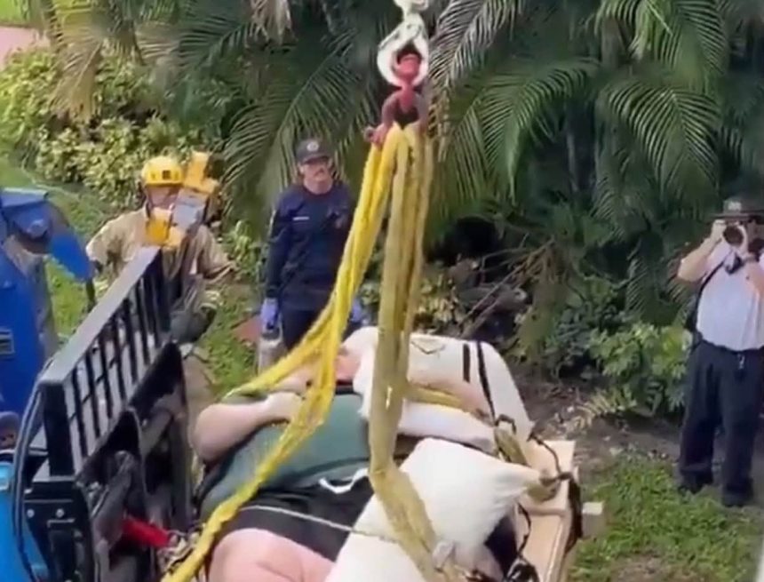 HOMBRE DE 270 KILOS ES EVACUADO DE UN APARTAMENTO CON AYUDA DE UNA GRÚA EN FLORIDA