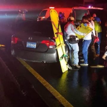 grua CONDUCTORA QUEDA ATRAPADA EN SU VEHÍCULO TRAS CHOCAR CONTRA UNA GRÚA EN IZALCO