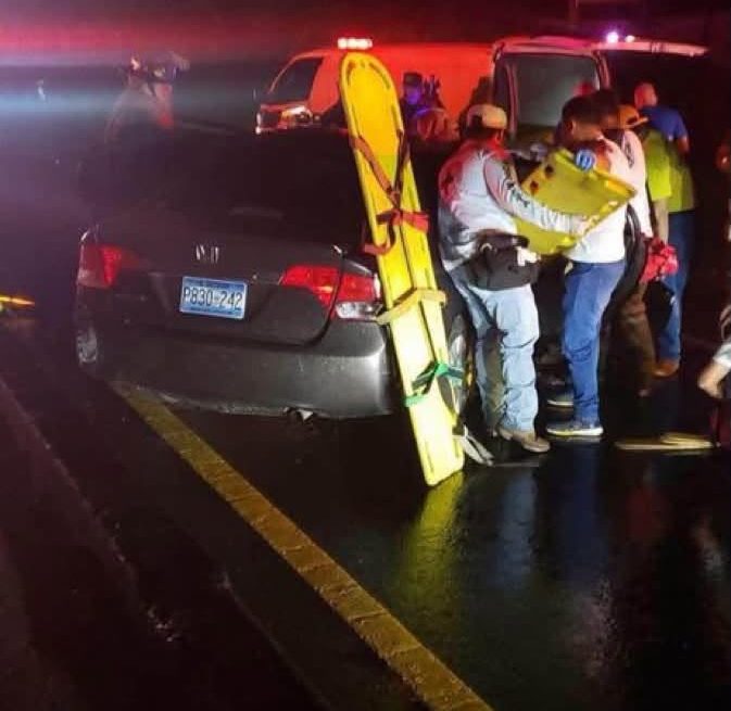 grua CONDUCTORA QUEDA ATRAPADA EN SU VEHÍCULO TRAS CHOCAR CONTRA UNA GRÚA EN IZALCO