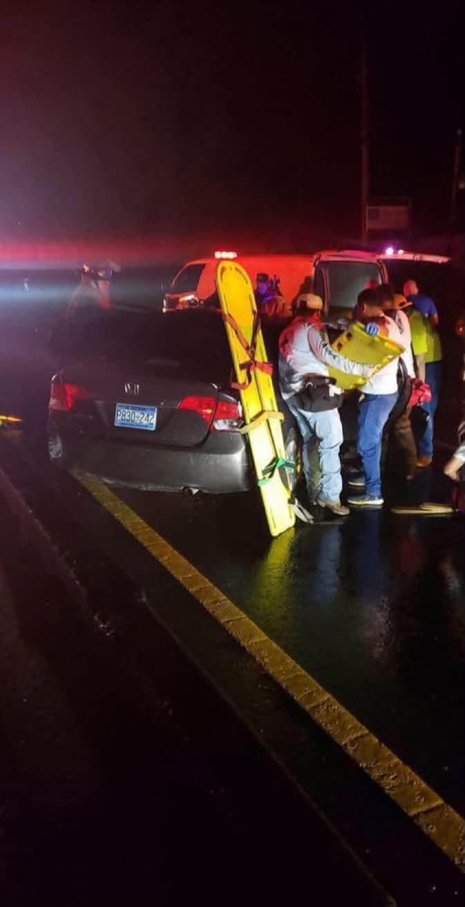 grua CONDUCTORA QUEDA ATRAPADA EN SU VEHÍCULO TRAS CHOCAR CONTRA UNA GRÚA EN IZALCO