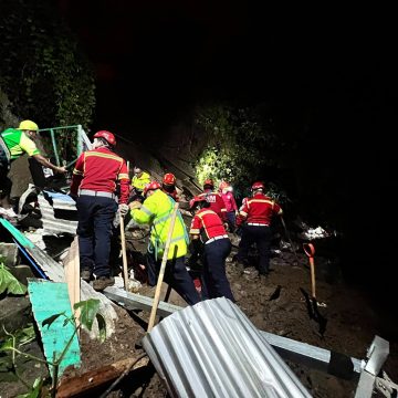 DESLIZAMIENTO SOTERRA VIVIENDA EN CIUDAD DE GUATEMALA: UN HOMBRE FALLECIÓ Y CUATRO PERSONAS FUERON RESCATADAS