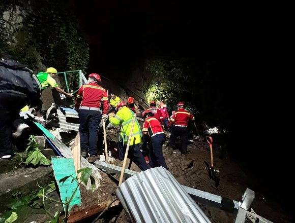 guate 01 DESLIZAMIENTO SOTERRA VIVIENDA EN CIUDAD DE GUATEMALA: UN HOMBRE FALLECIÓ Y CUATRO PERSONAS FUERON RESCATADAS