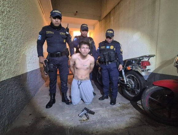 guate 1 CAPTURAN EN GUATEMALA A SALVADOREÑO CON ARMA ROBADA; LO VINCULAN CON POSIBLE ATAQUE ARMADO