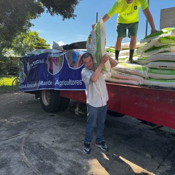 ALCALDÍA DE SANTA ANA CENTRO ENTREGA INSUMOS AGRÍCOLAS A PRODUCTORES DE CUTUMAY CAMONES Y EL MATAZANO
