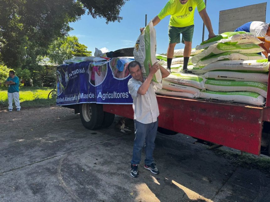 ALCALDÍA DE SANTA ANA CENTRO ENTREGA INSUMOS AGRÍCOLAS A PRODUCTORES DE CUTUMAY CAMONES Y EL MATAZANO