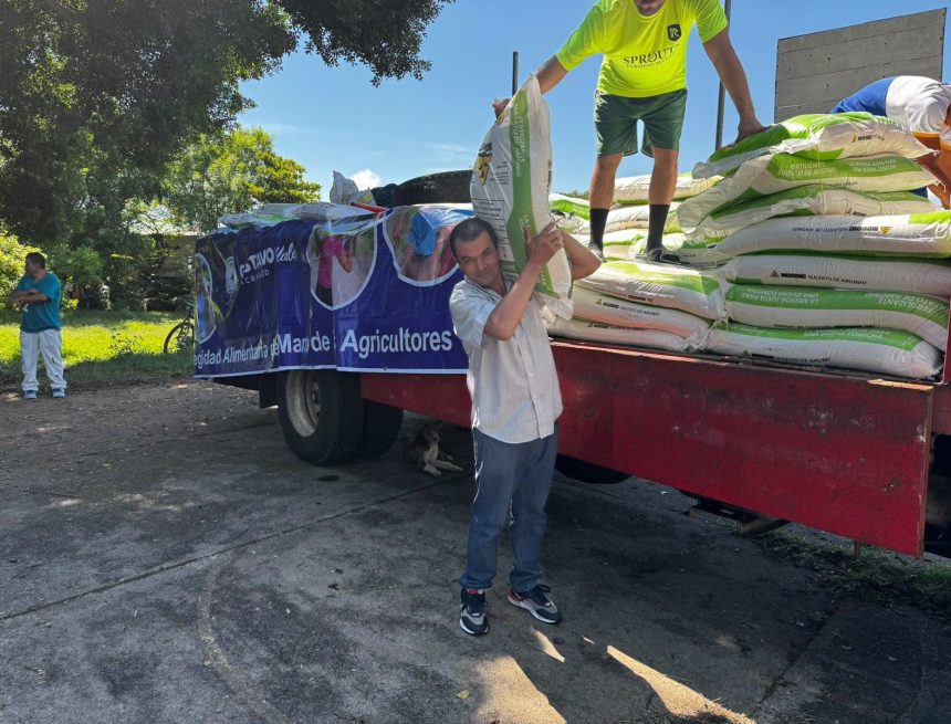 gus 1 ALCALDÍA DE SANTA ANA CENTRO ENTREGA INSUMOS AGRÍCOLAS A PRODUCTORES DE CUTUMAY CAMONES Y EL MATAZANO