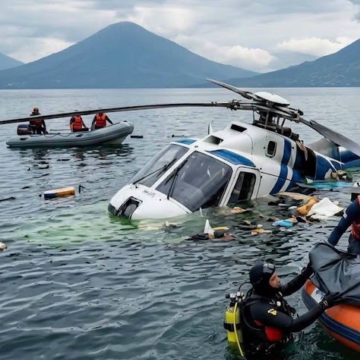 HELICÓPTERO CAE EN LAS AGUAS DEL LAGO DE ATITLÁN EN PANAJACHEL