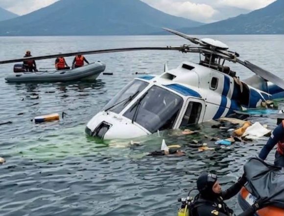Screenshot HELICÓPTERO CAE EN LAS AGUAS DEL LAGO DE ATITLÁN EN PANAJACHEL