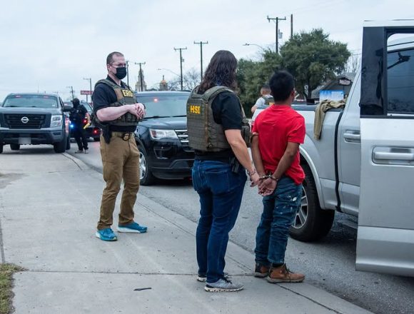ICE DETIENE A 4,170 MIGRANTES EN OPERATIVO DE DIEZ DÍAS EN TEXAS