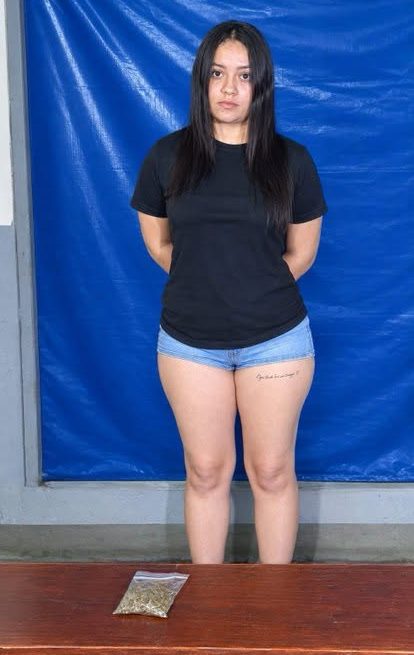CAPTURA DE MUJER POR PRESUNTA POSESIÓN DE DROGA GENERA COMENTARIOS EN REDES SOCIALES