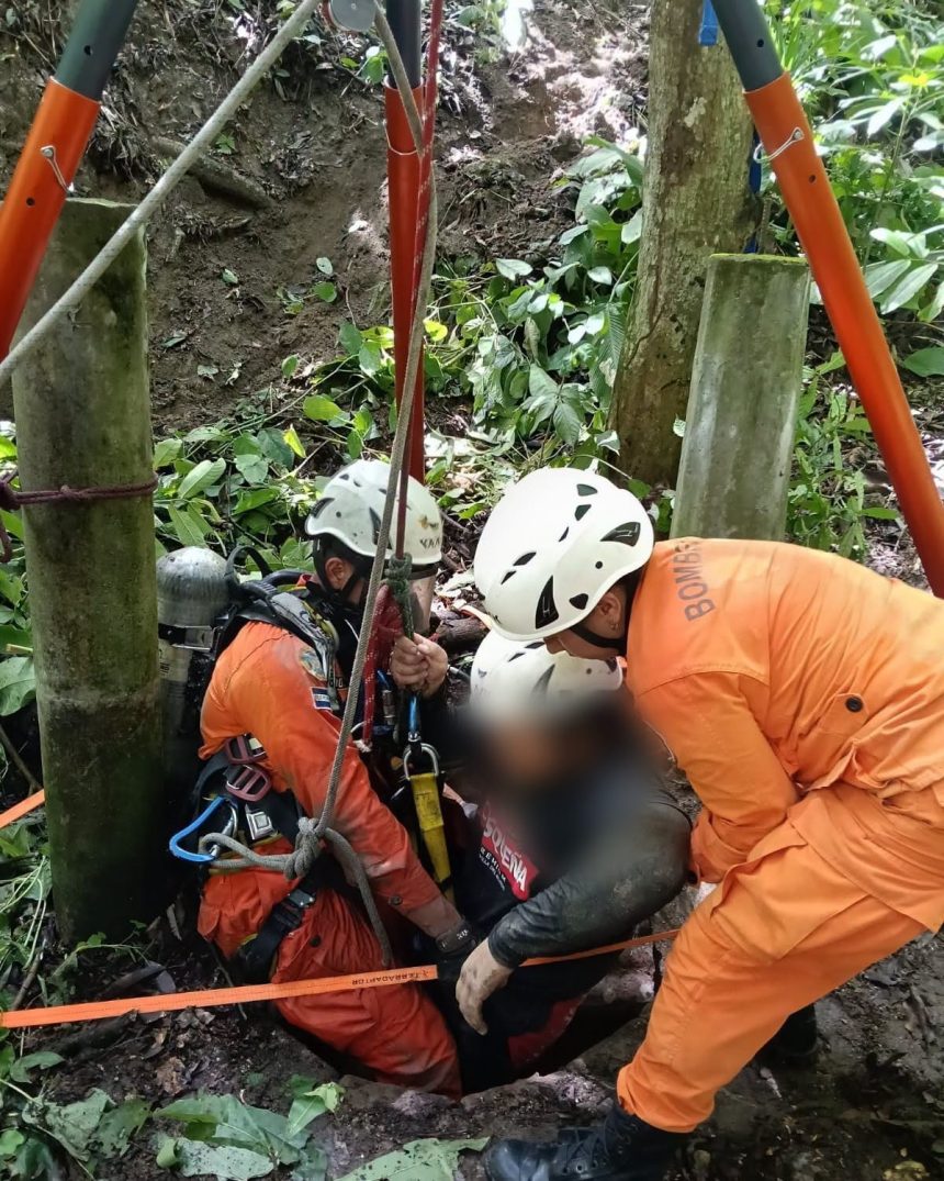 BOMBEROS RESCATÓ A UNA PERSONA QUE CAYÓ EN UN POZO DE 25 METROS EN CIUDAD DELGADO
