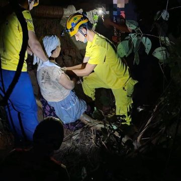 RESCATAN A ADULTA MAYOR TRAS CAER A UN BARRANCO DE 10 METROS EN EL REFUGIO, AHUACHAPÁN