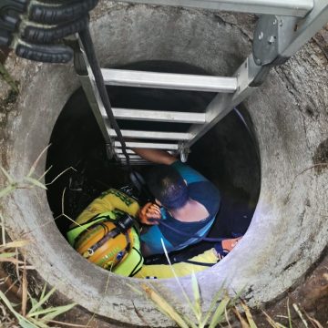 RESCATARON A HOMBRE QUE CAYÓ EN ALCANTARILLA DE OCHO METROS EN EL BULEVAR DEL EJÉRCITO
