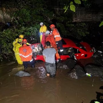 rio CONDUCTOR SOBREVIVE TRAS SER ARRASTRADO CON SU VEHÍCULO POR UNA QUEBRADA EN SAN VICENTE
