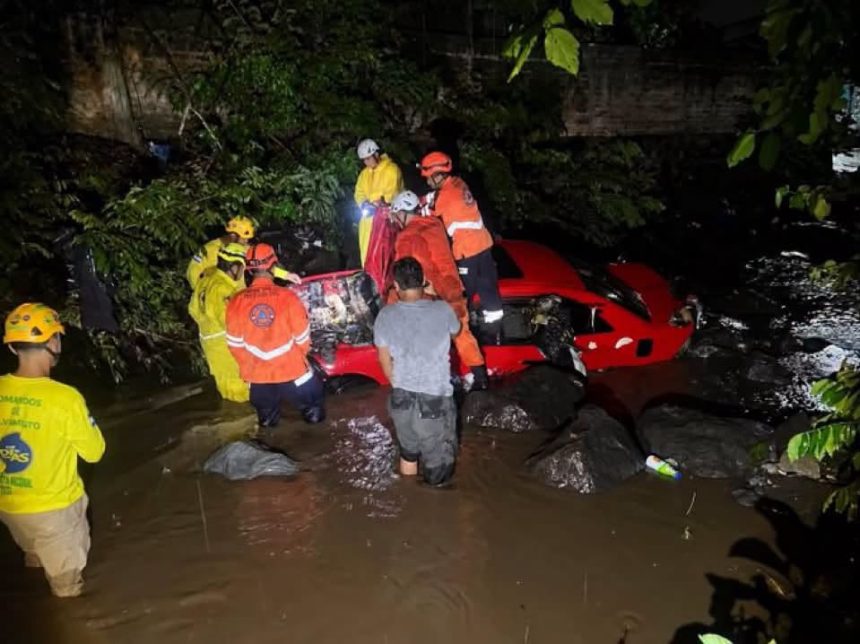 CONDUCTOR SOBREVIVE TRAS SER ARRASTRADO CON SU VEHÍCULO POR UNA QUEBRADA EN SAN VICENTE